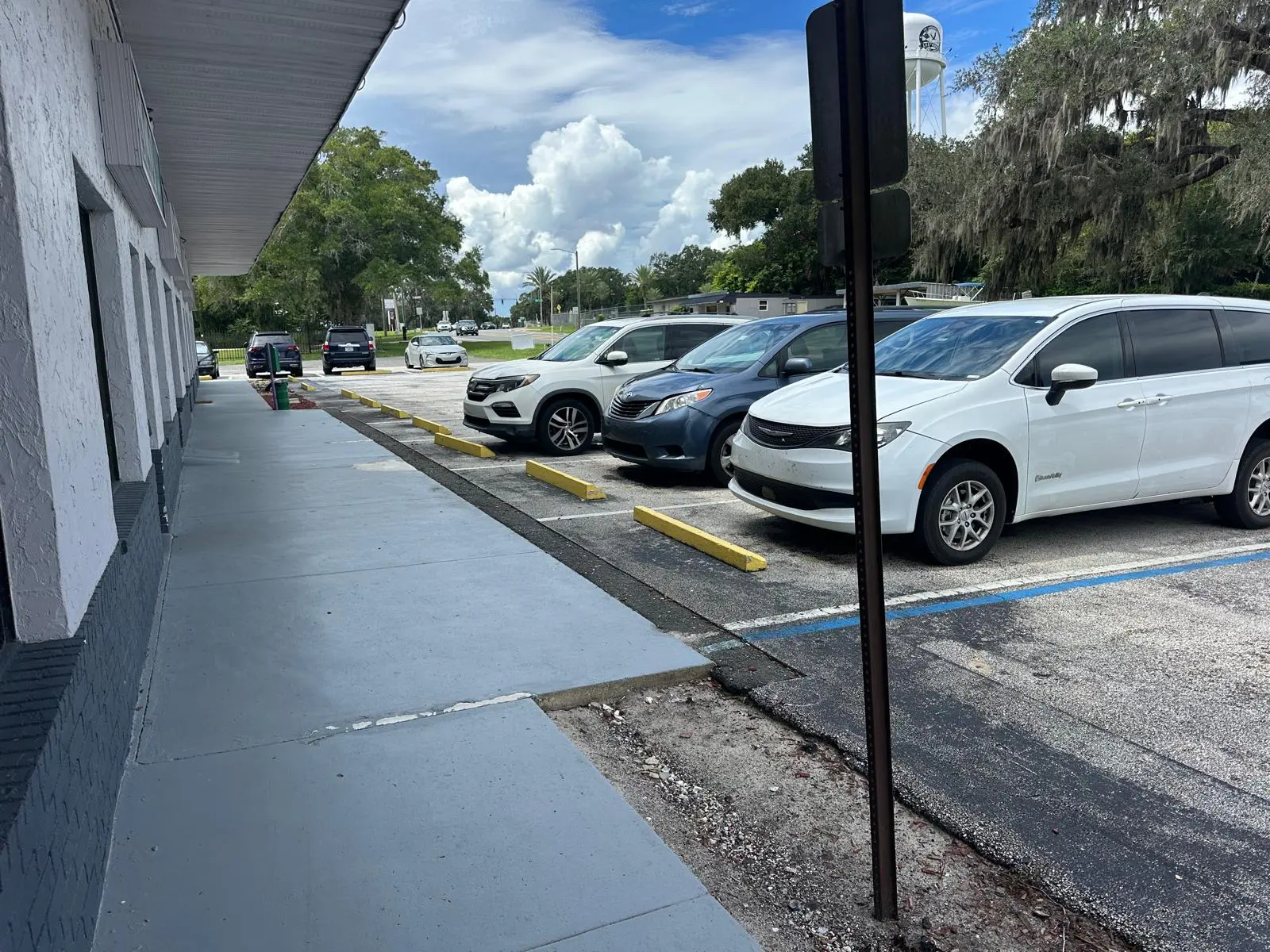 El estacionamiento de Emmanuel Church, junto al pasillo cubierto que lleva a la entrada